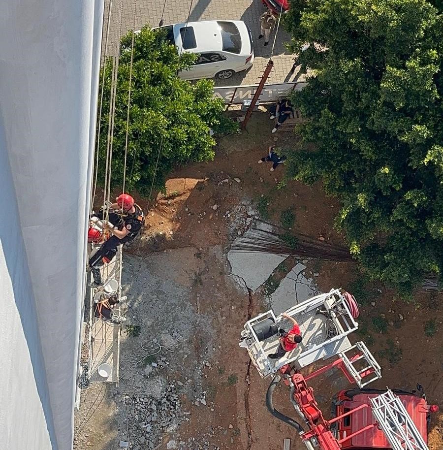 İskele düştü işçiler halatta asılı kaldı 6 iskele dustu isciler halatta asili kaldi 2 3DwPKqEu