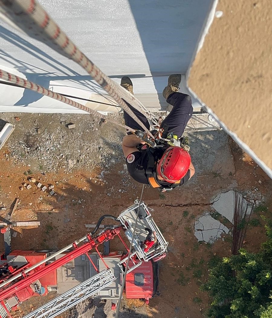 İskele düştü işçiler halatta asılı kaldı 7 iskele dustu isciler halatta asili kaldi 3 erkAvKJr