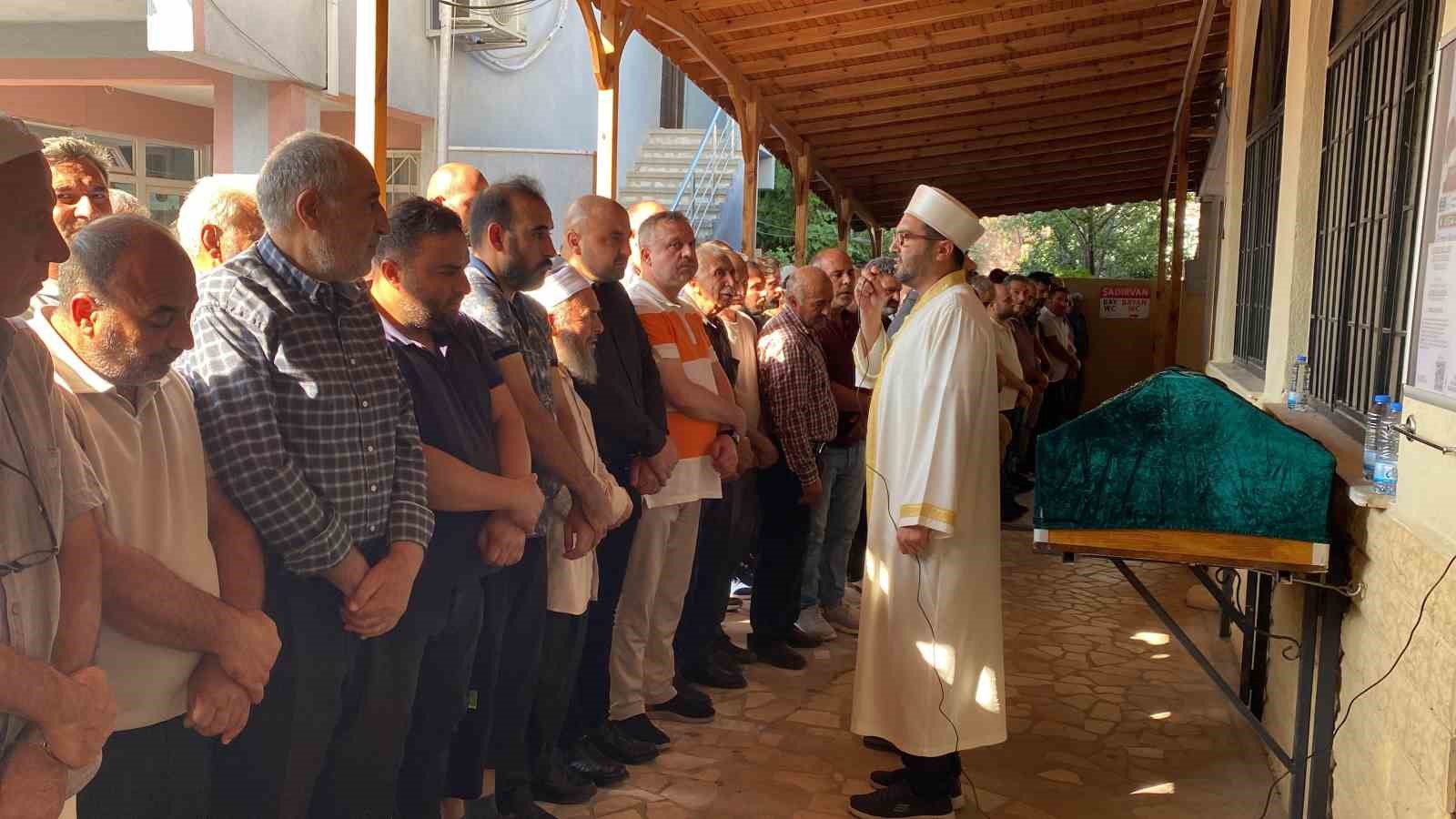 İskeleden düşerek hayatını kaybeden işçi toprağa verildi 6 iskeleden duserek hayatini kaybeden isci topraga verildi 2 PtpM8rhH