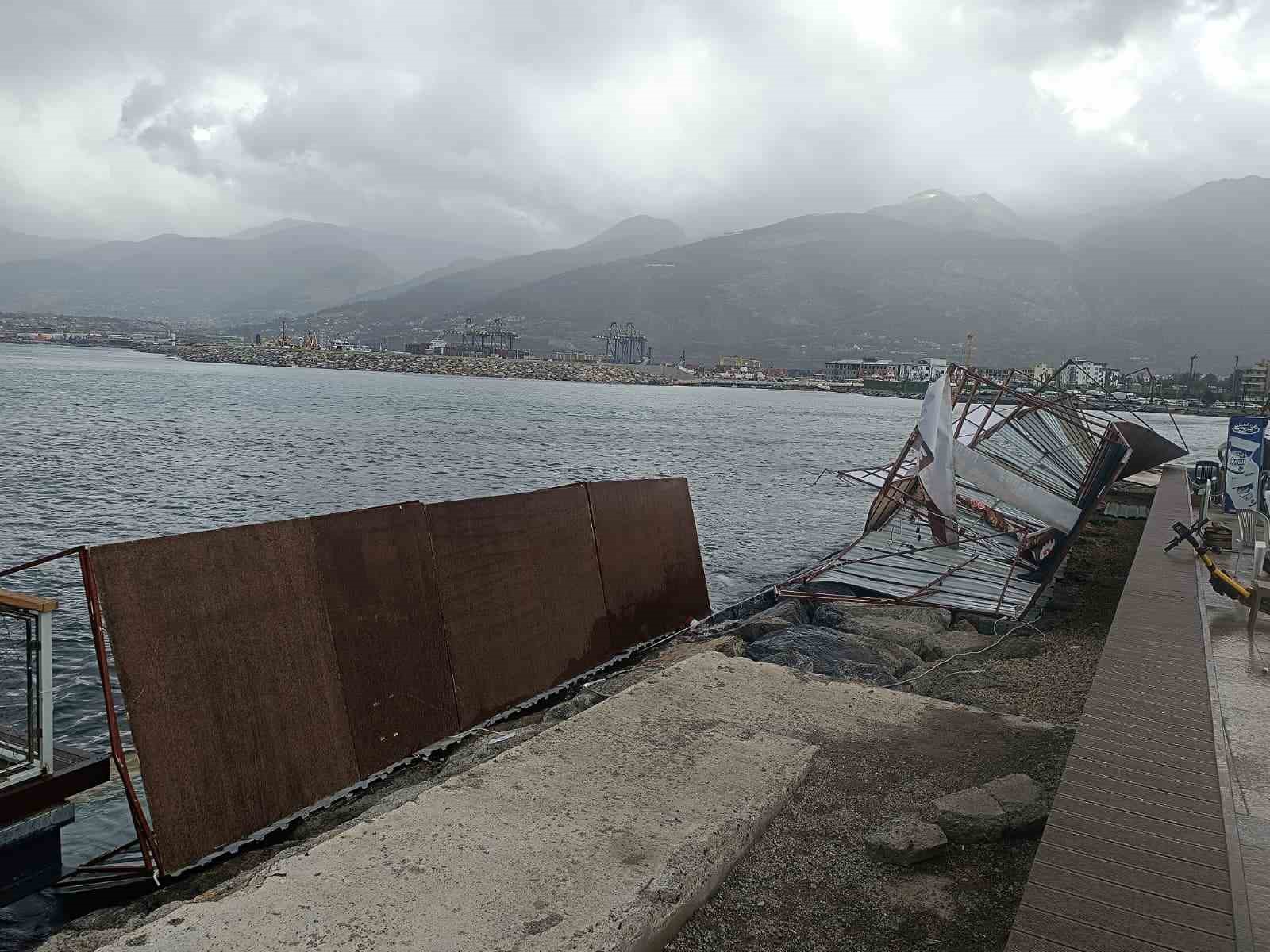 iskenderun belediyesinin ramazan cadirlari firtinaya dayanamadi o anlar kamerada 1 qnlj6Vt1