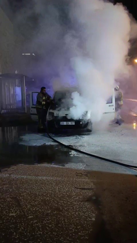 İskenderun’da seyir halindeki araç alevlere teslim oldu 5 iskenderunda seyir halindeki arac alevlere teslim oldu 1 lfwwV8Jd