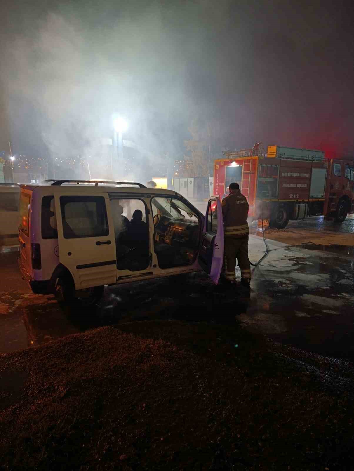 İskenderun’da seyir halindeki araç alevlere teslim oldu 6 iskenderunda seyir halindeki arac alevlere teslim oldu 2 GJS2H99T