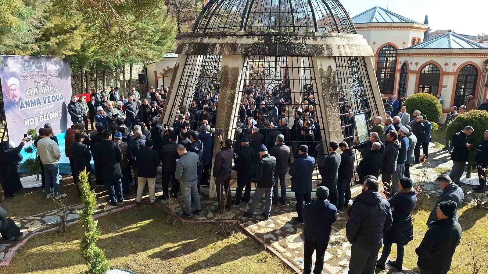 iskilipli atif hoca kabri basinda dualarla anildi 2 kdjqWMVr
