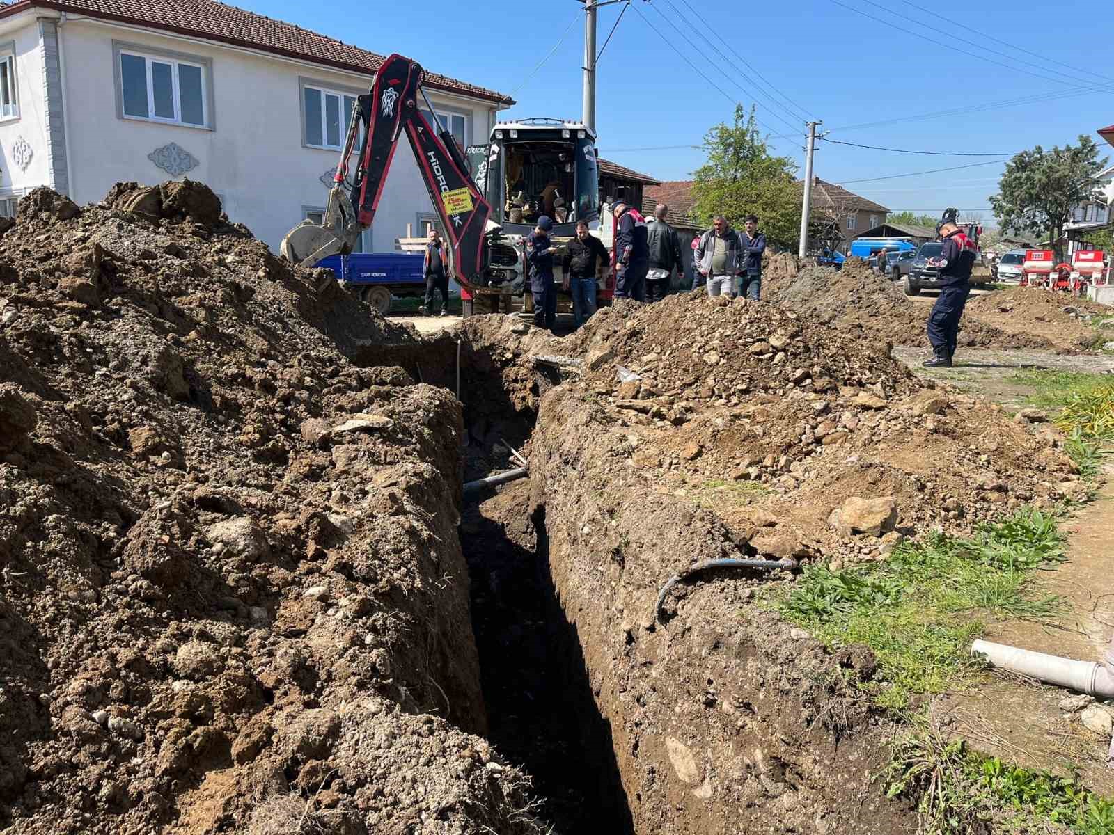 iskinin altyapi calismasinda gocuk altinda kalan sahis kurtarildi 1 BF81BuXy
