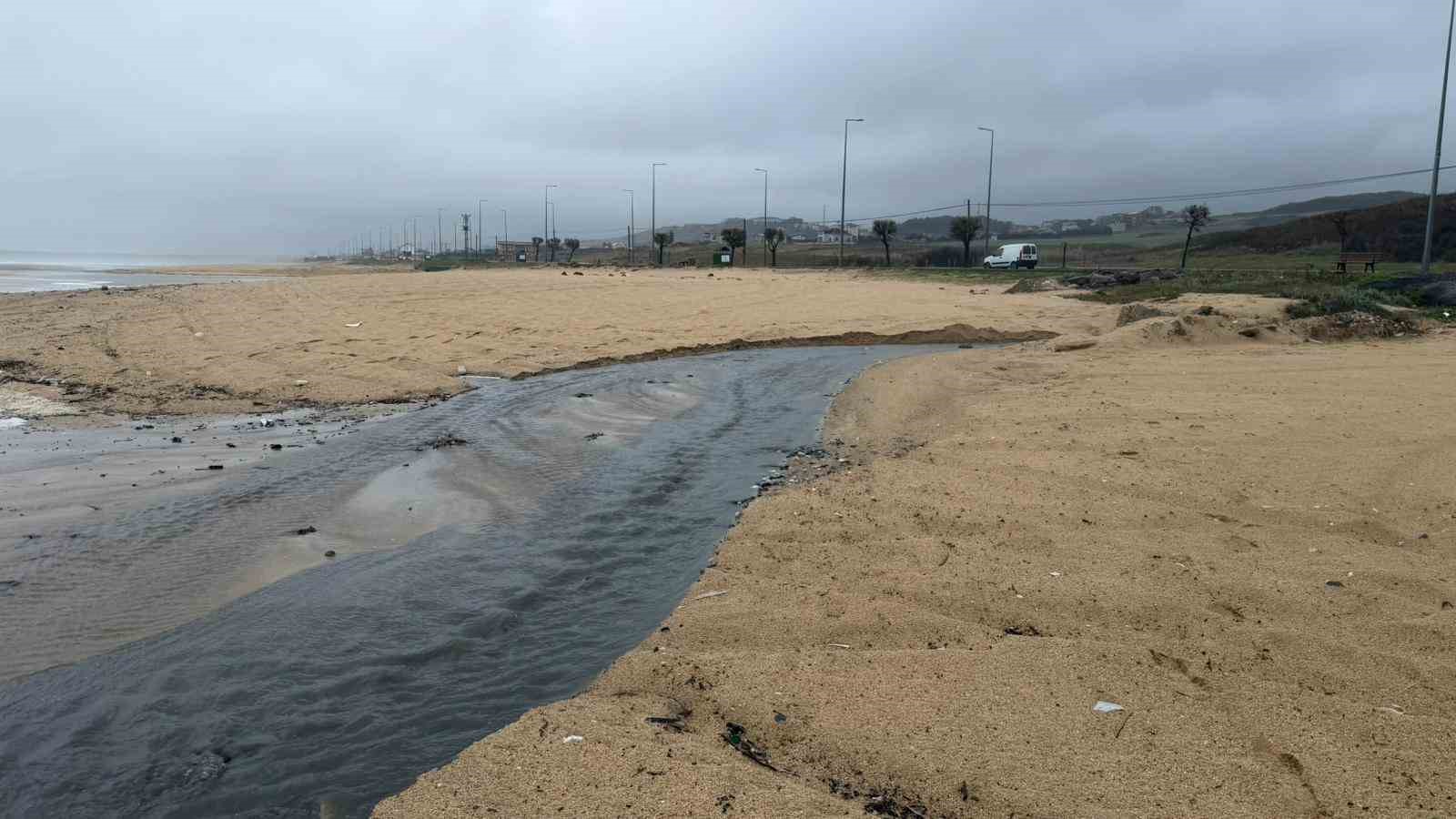 iskinin karaburun tesisinde tepki ceken goruntu atik su denize bosaltiliyor 0 VPLOznKp