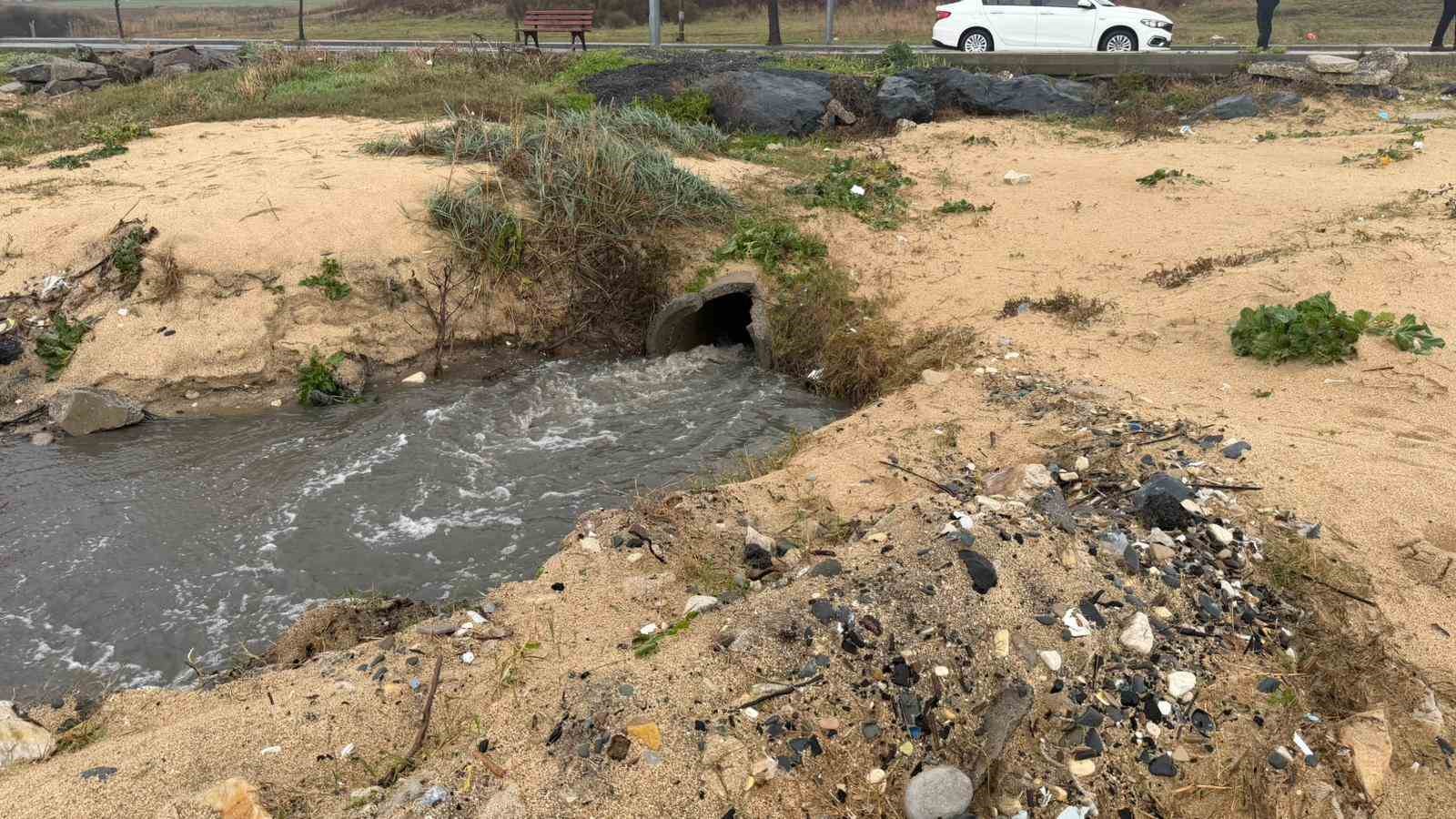 iskinin karaburun tesisinde tepki ceken goruntu atik su denize bosaltiliyor 2