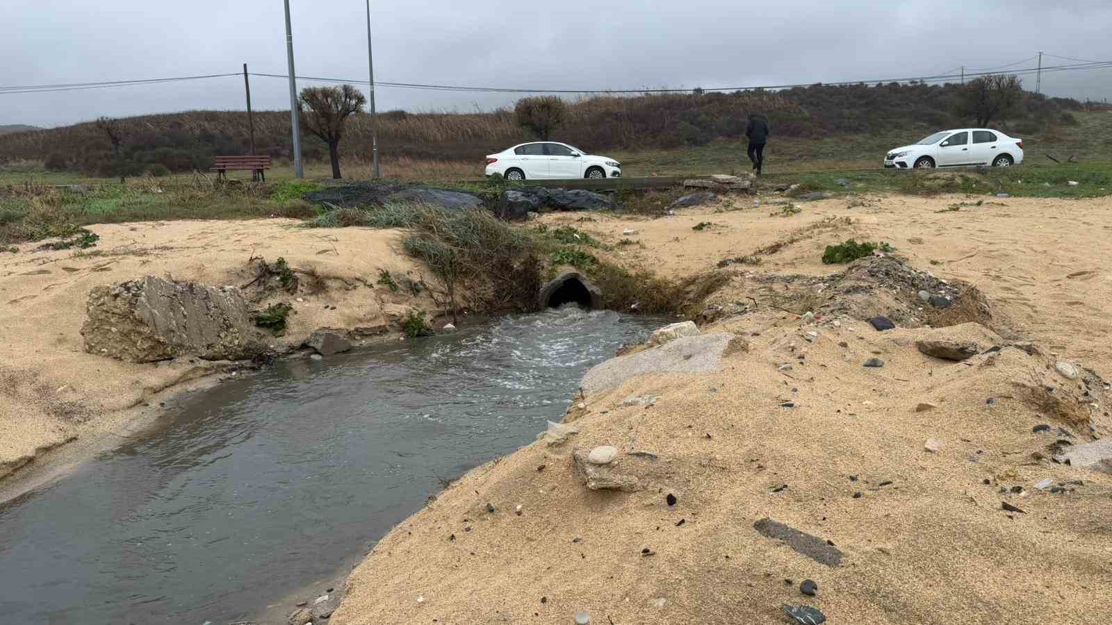 iskinin karaburun tesisinde tepki ceken goruntu atik su denize bosaltiliyor 3
