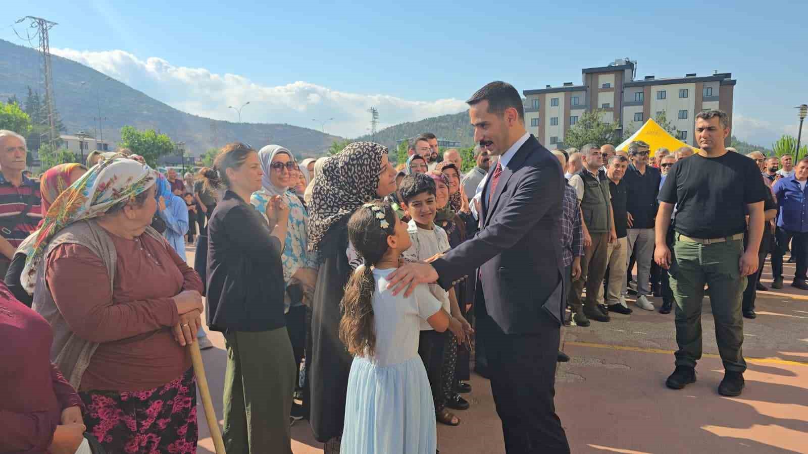 islahiye ilcesi kaymakam mehmet soyluya konvoy ve gozyaslariyla veda etti 2 9yLMfwat