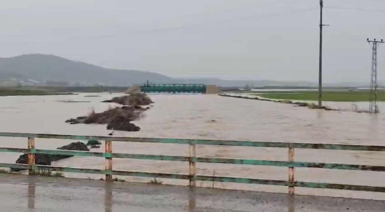 islahiyede saganak sonrasi ev ve tarlalari su basti 0 yrlUsU8e