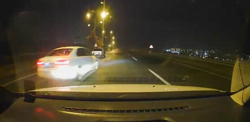 Islak yolda makas atan sürücü, kameraya yansıdı 5 islak yolda makas atan surucu kameraya yansidi 1 VmrfVObG