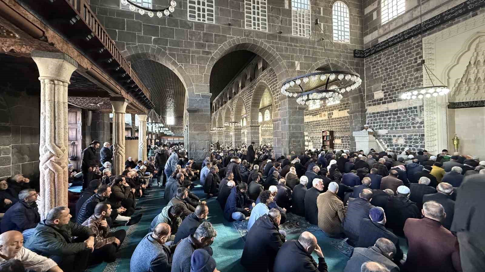 islam aleminin 5 harem i serifinde binlerce kisi ramazan ayinin ilk cuma namazinda saf tuttu 6DPa8LFC