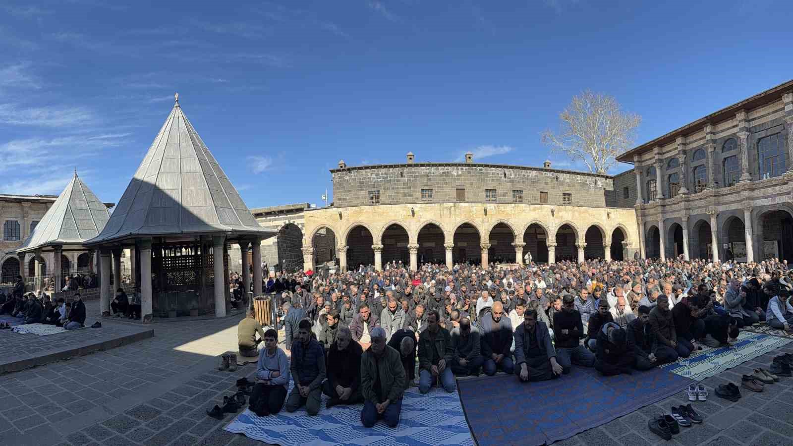islam aleminin 5 harem i serifinde binlerce kisi ramazan ayinin ilk cuma namazinda saf tuttu 7HN13E9s