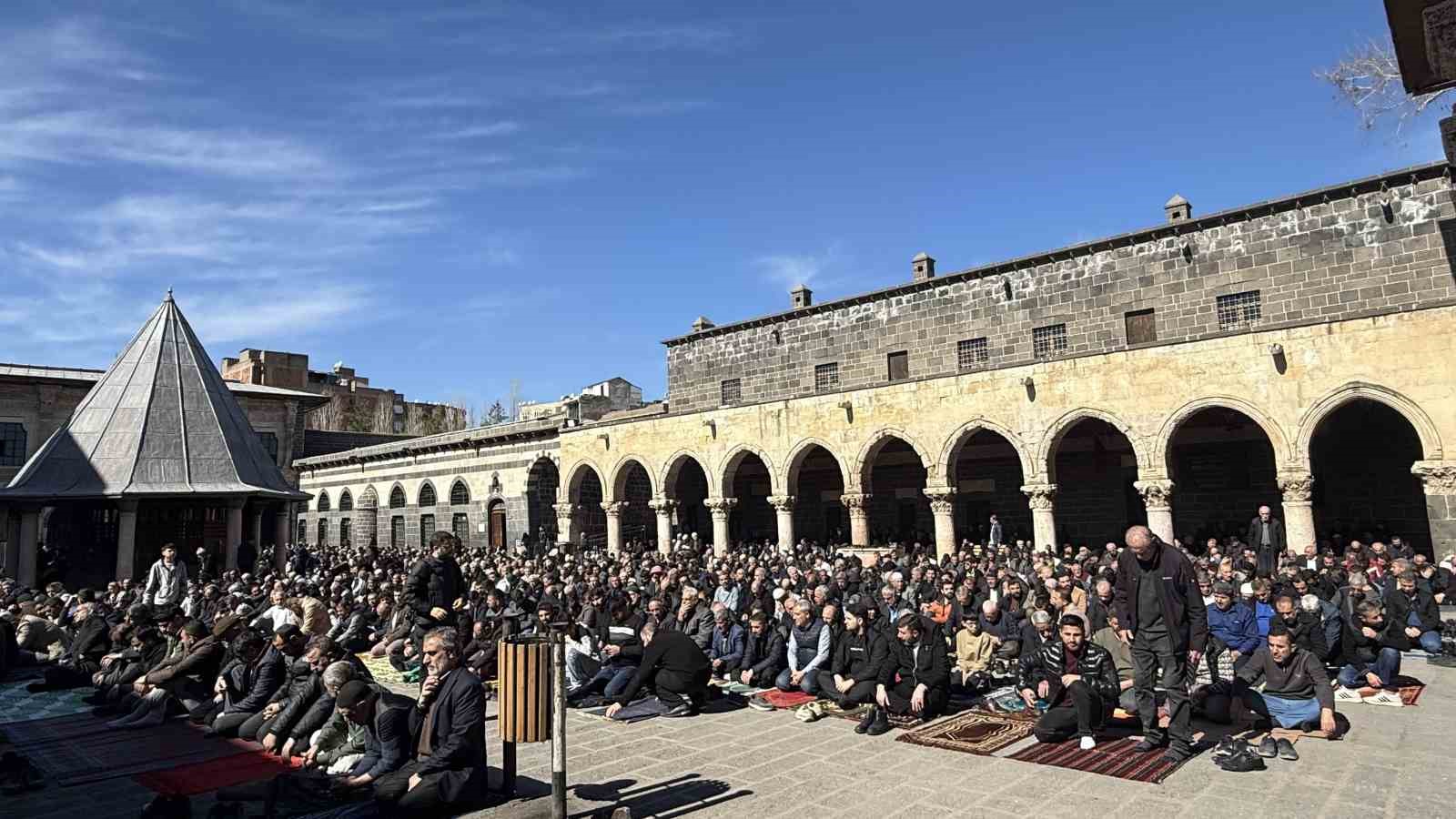 islam aleminin 5 harem i serifinde binlerce kisi ramazan ayinin ilk cuma namazinda saf tuttu