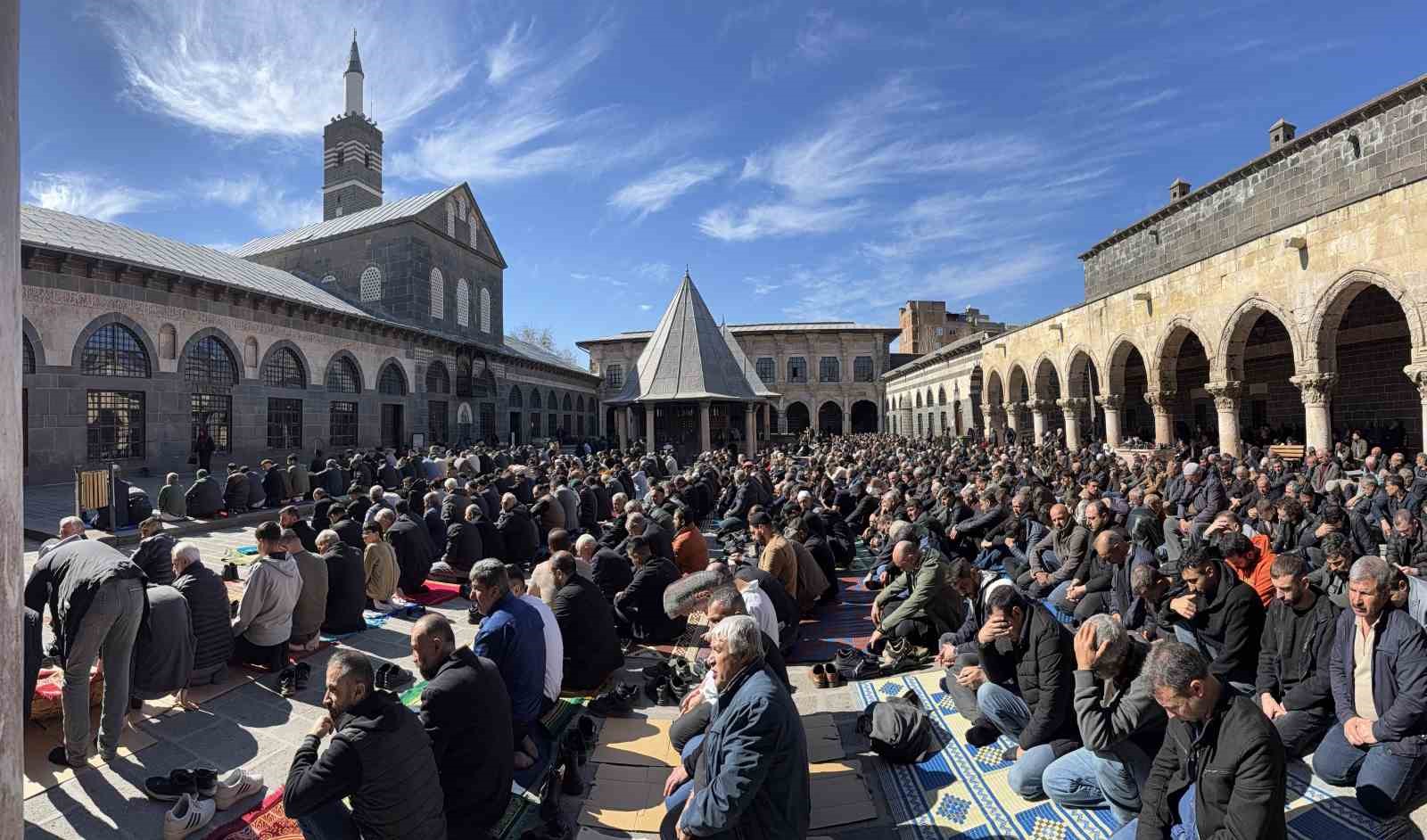 islam aleminin 5 harem i serifinde binlerce kisi ramazan ayinin ilk cuma namazinda saf tuttu BvUFfrYf