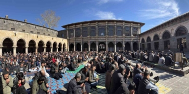 islam-aleminin-5-harem-i-serifinde-binlerce-kisi-ramazan-ayinin-ilk-cuma-namazinda-saf-tuttu-FZJ8uJzR.jpg
