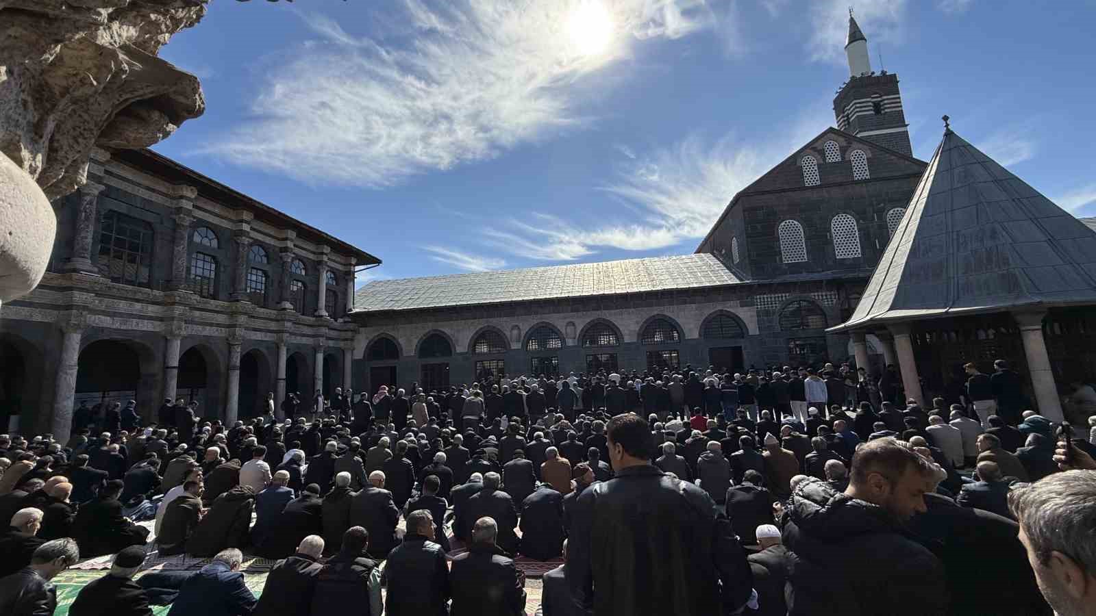 islam aleminin 5 harem i serifinde binlerce kisi ramazan ayinin ilk cuma namazinda saf tuttu WACc3Bc5