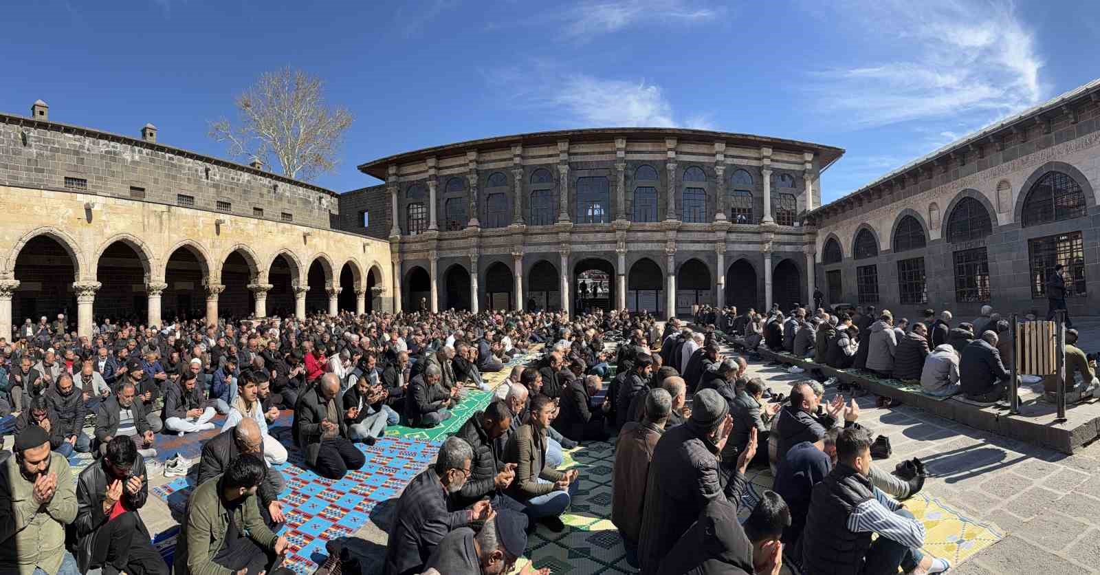 islam aleminin 5 harem i serifinde binlerce kisi ramazan ayinin ilk cuma namazinda saf tuttu qFIqKrfk