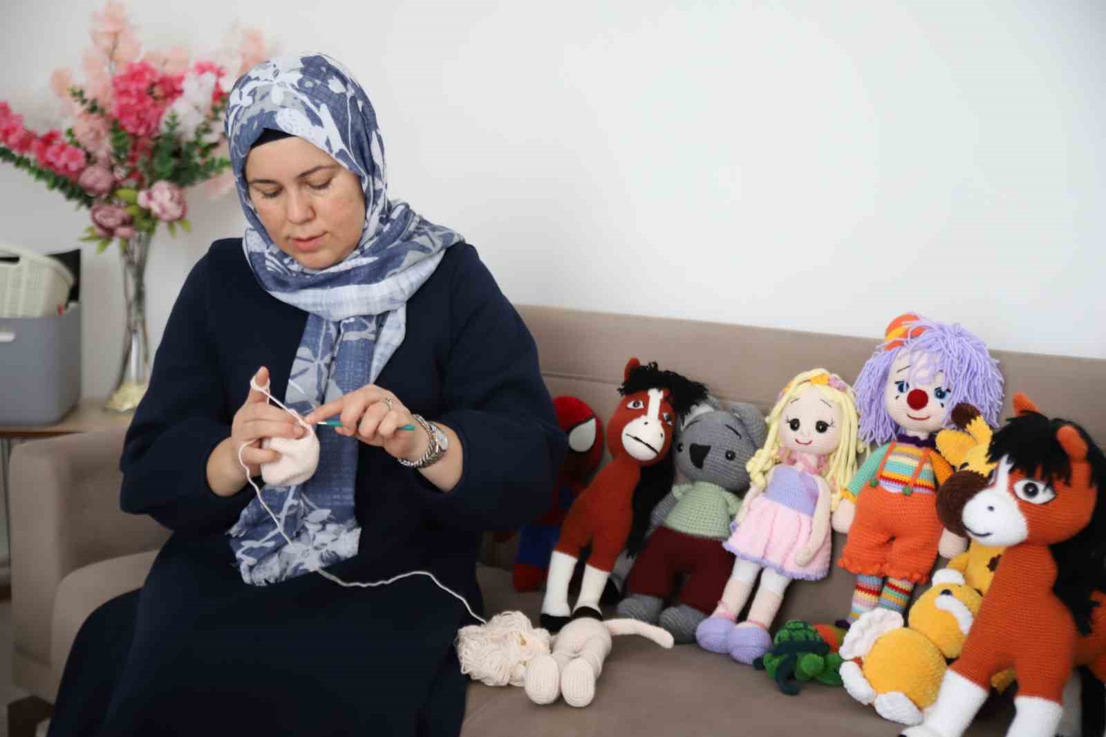 isledigi oyuncaklarla 6 cocuguna bakiyor 4 EcPOagYs