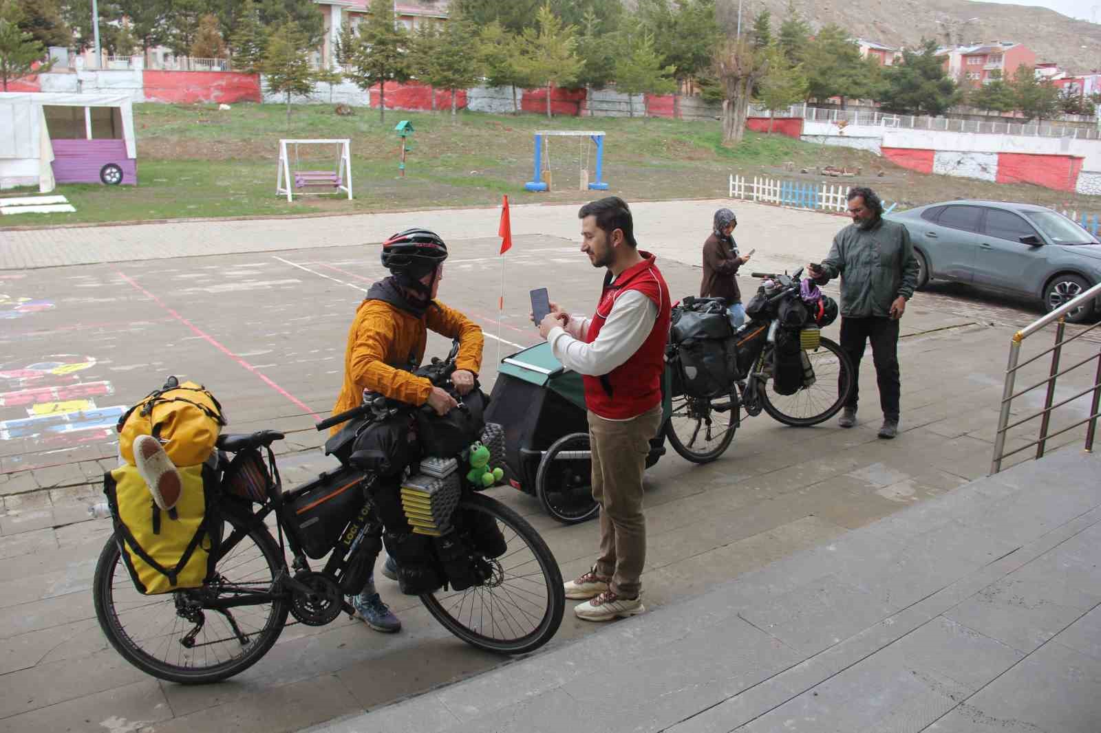 ispanyol gezgin cift sivasta sira gecesi ile tanisti 0 SmuVckLB