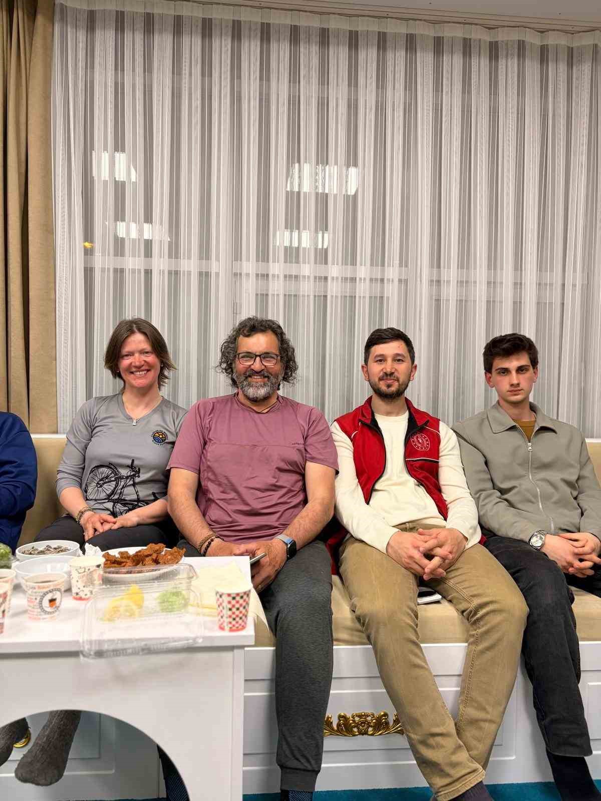 ispanyol gezgin cift sivasta sira gecesi ile tanisti 8 CqLjczyQ