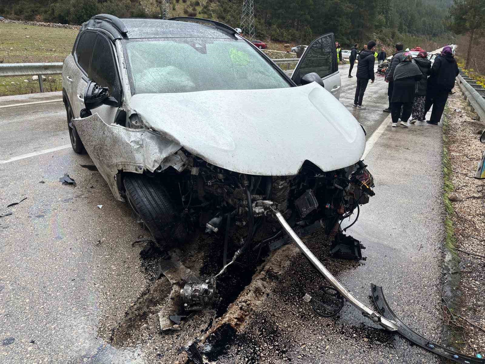 isparta antalya kara yolunda feci kaza 2 olu 4 yarali 2 mzYqTka1