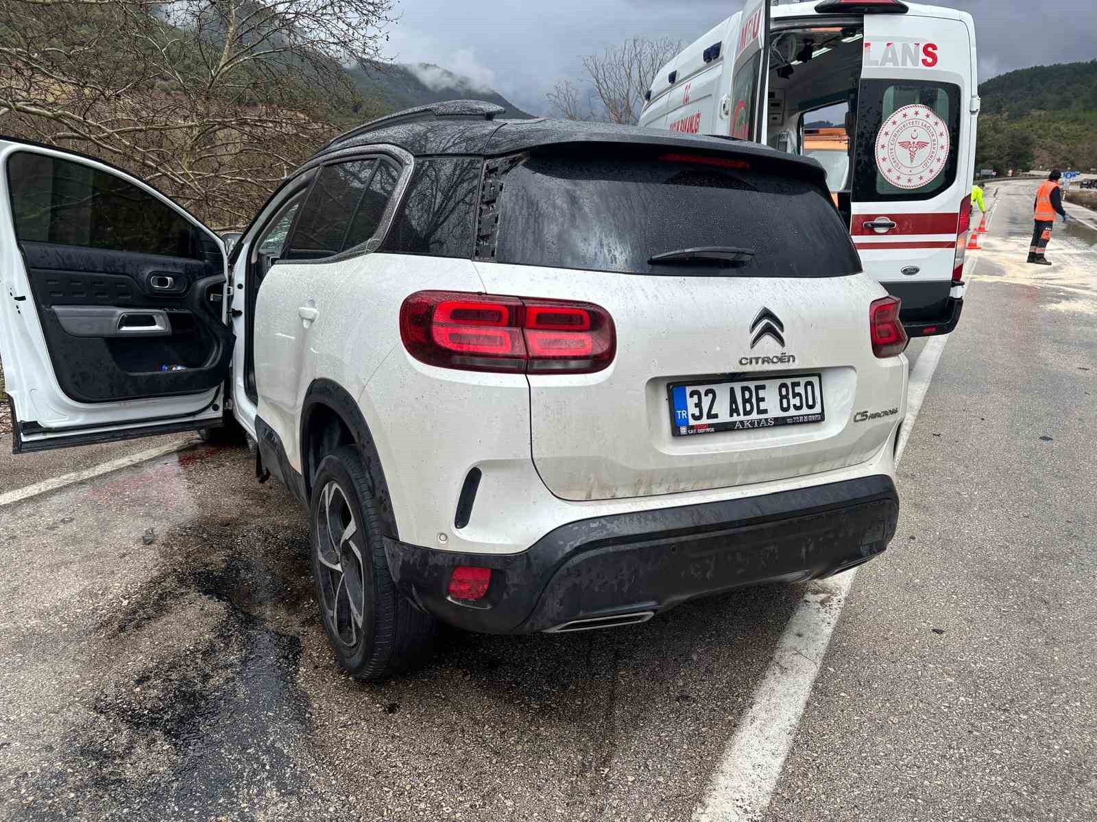 isparta antalya kara yolunda feci kaza 2 olu 4 yarali 3 3vikqbSI