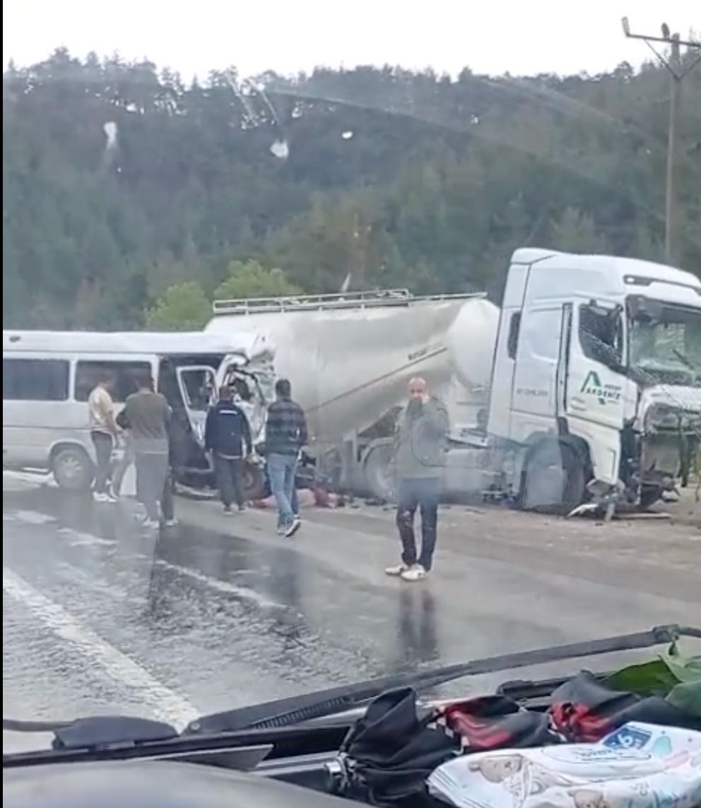 isparta antalya karayolunda feci kaza 7 olu 2 eBwZU3DW
