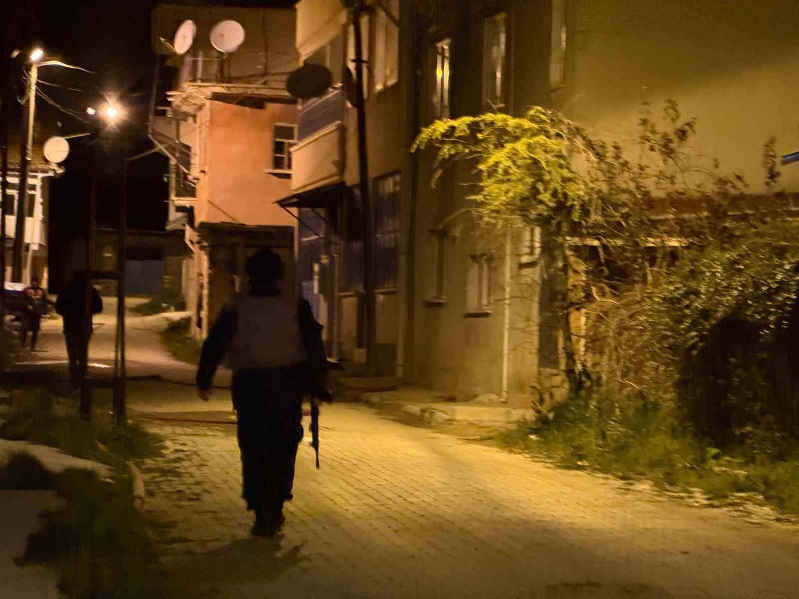 Isparta’da 3 evi kundaklayıp başka bir eve giren yaşlı adam 10 saatte ikna edildi 12 ispartada 3 evi kundaklayip baska bir eve giren yasli adam 10 saatte ikna edildi 17vdClve