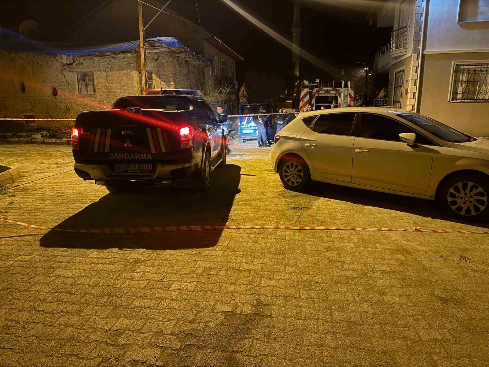 Isparta’da 3 evi kundaklayıp başka bir eve giren yaşlı adam 10 saatte ikna edildi 15 ispartada 3 evi kundaklayip baska bir eve giren yasli adam 10 saatte ikna edildi 3vXM5lNc