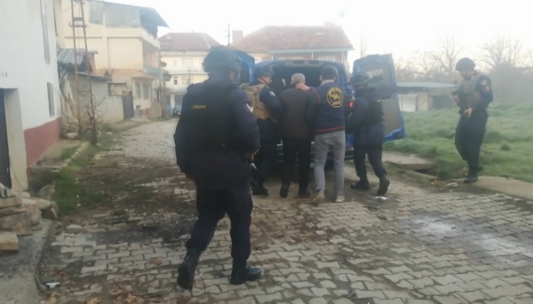 Isparta’da 3 evi kundaklayıp başka bir eve giren yaşlı adam 10 saatte ikna edildi 6 ispartada 3 evi kundaklayip baska bir eve giren yasli adam 10 saatte ikna edildi 4FeydeH9