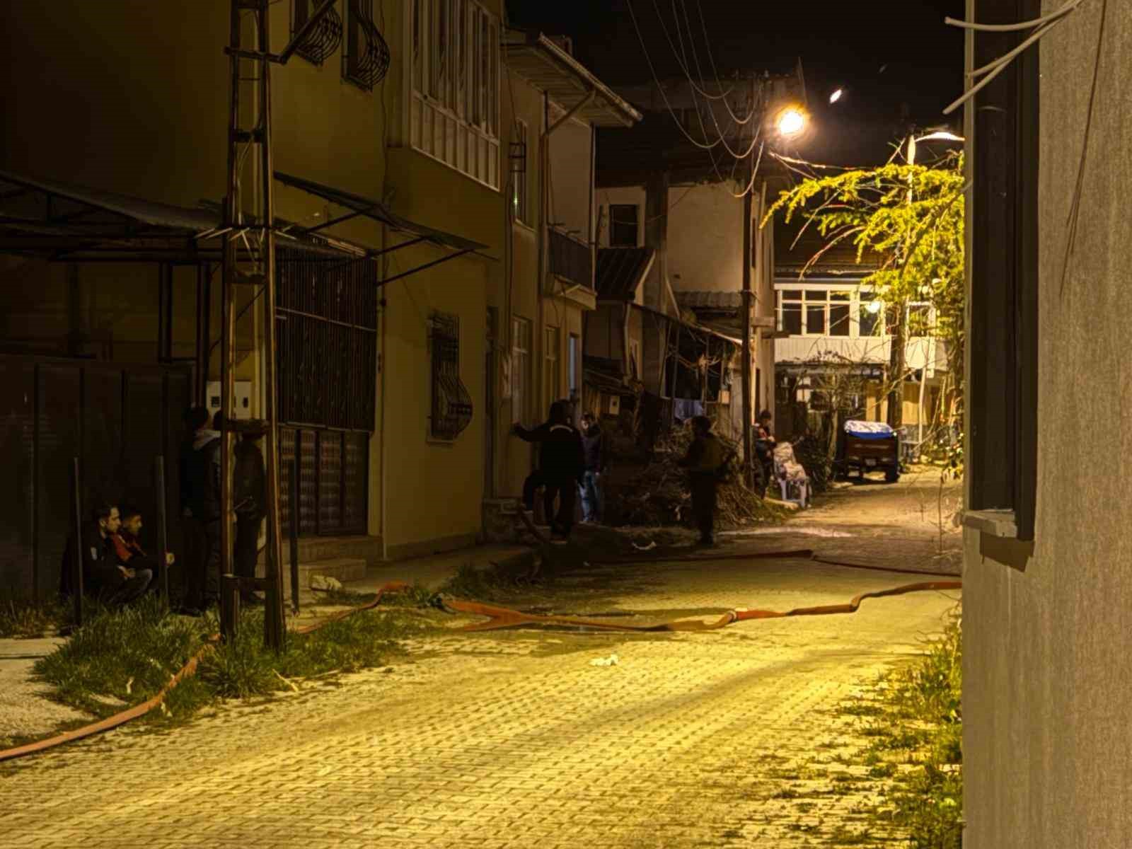 Isparta’da 3 evi kundaklayıp başka bir eve giren yaşlı adam 10 saatte ikna edildi 10 ispartada 3 evi kundaklayip baska bir eve giren yasli adam 10 saatte ikna edildi C14aQW5q
