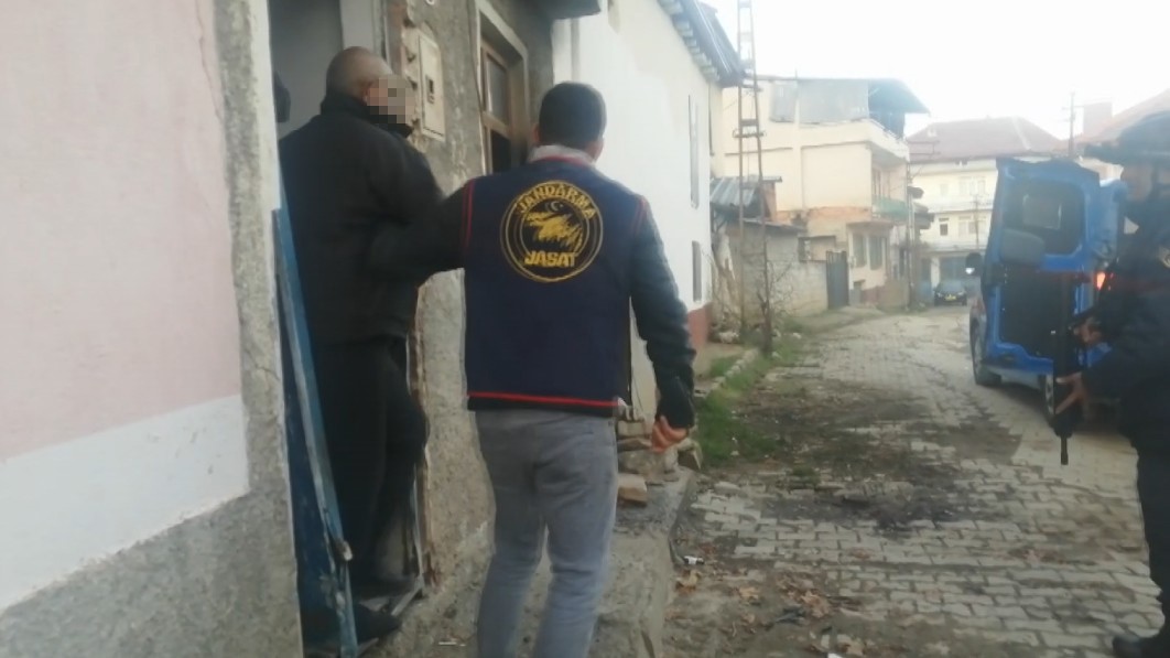Isparta’da 3 evi kundaklayıp başka bir eve giren yaşlı adam 10 saatte ikna edildi 5 ispartada 3 evi kundaklayip baska bir eve giren yasli adam 10 saatte ikna edildi
