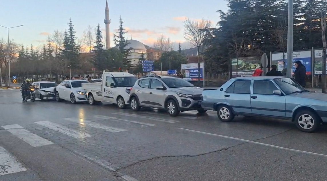 ispartada 7 aracin karistigi zincirleme kaza 2 NVUqmEHL