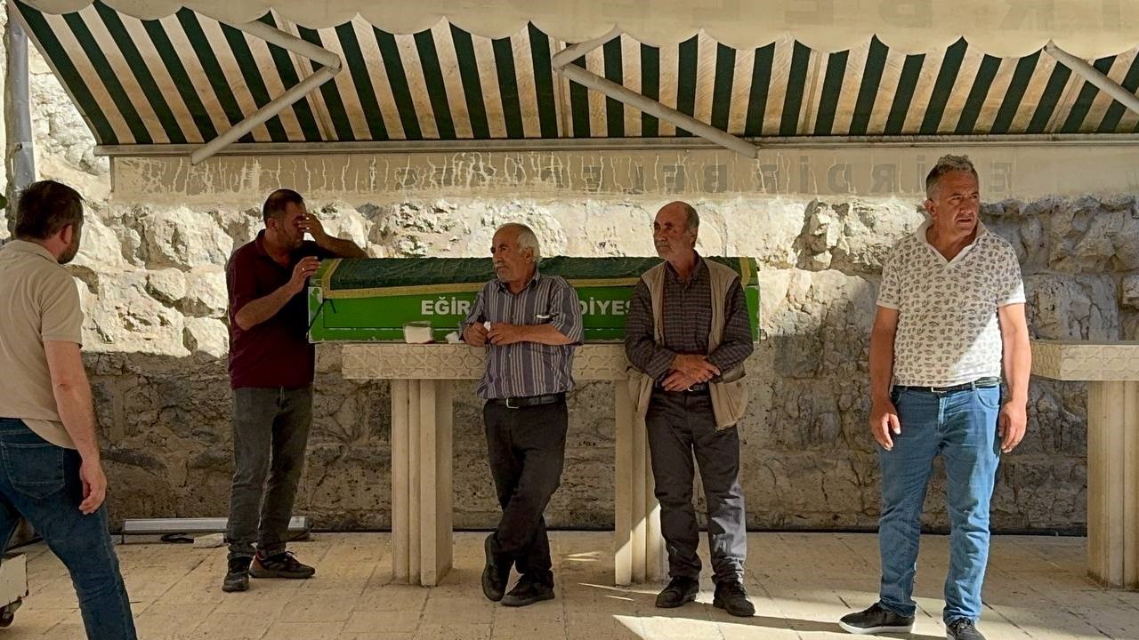 ispartada aracta olu bulunan genc son yolculuguna ugurlandi 1 uU6abgwS