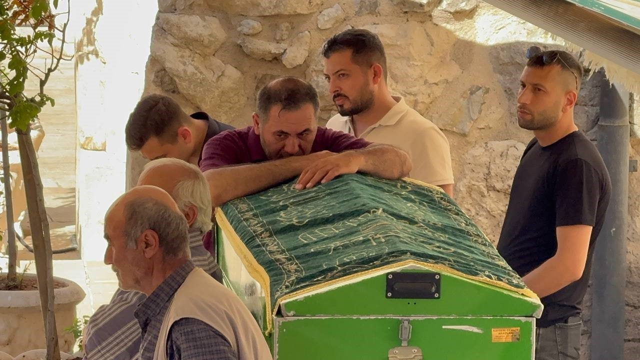 ispartada aracta olu bulunan genc son yolculuguna ugurlandi 2 ERabsh4t