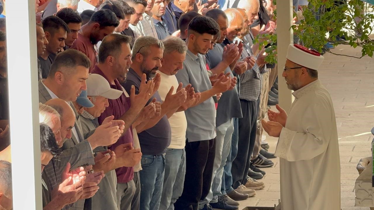 ispartada aracta olu bulunan genc son yolculuguna ugurlandi 3 ISCyrIcW
