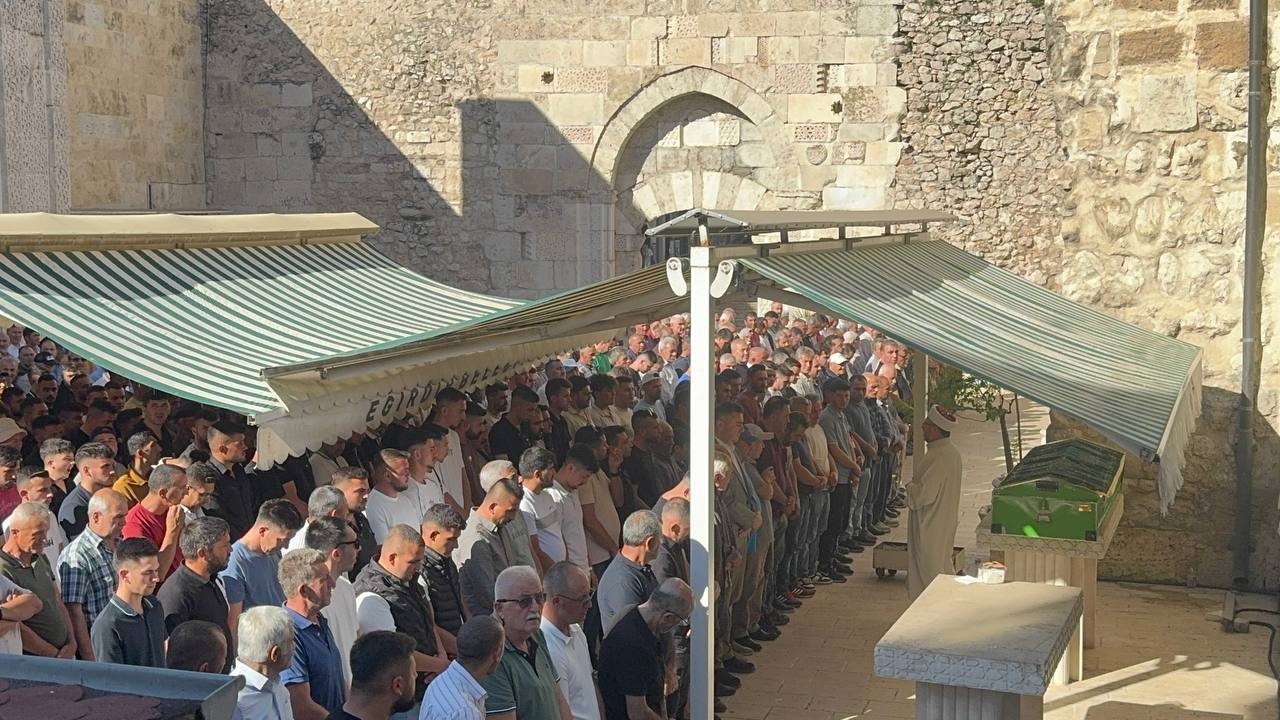 ispartada aracta olu bulunan genc son yolculuguna ugurlandi 4 GgARLHpO
