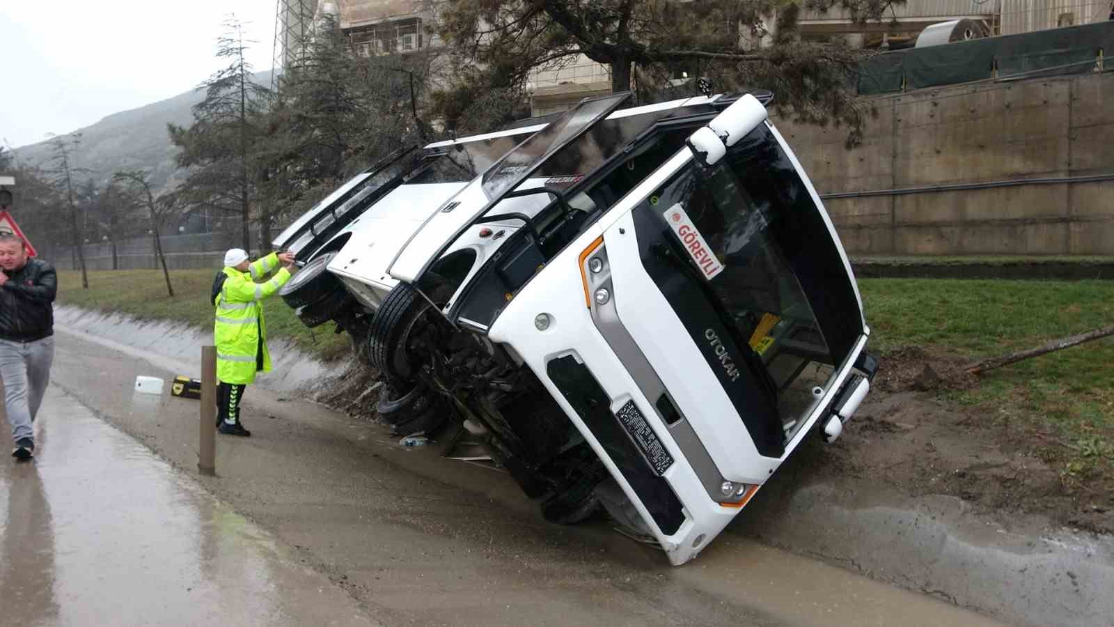 ispartada askeri nakil minibusu devrildi 11 yarali 2 2QHfDYlf
