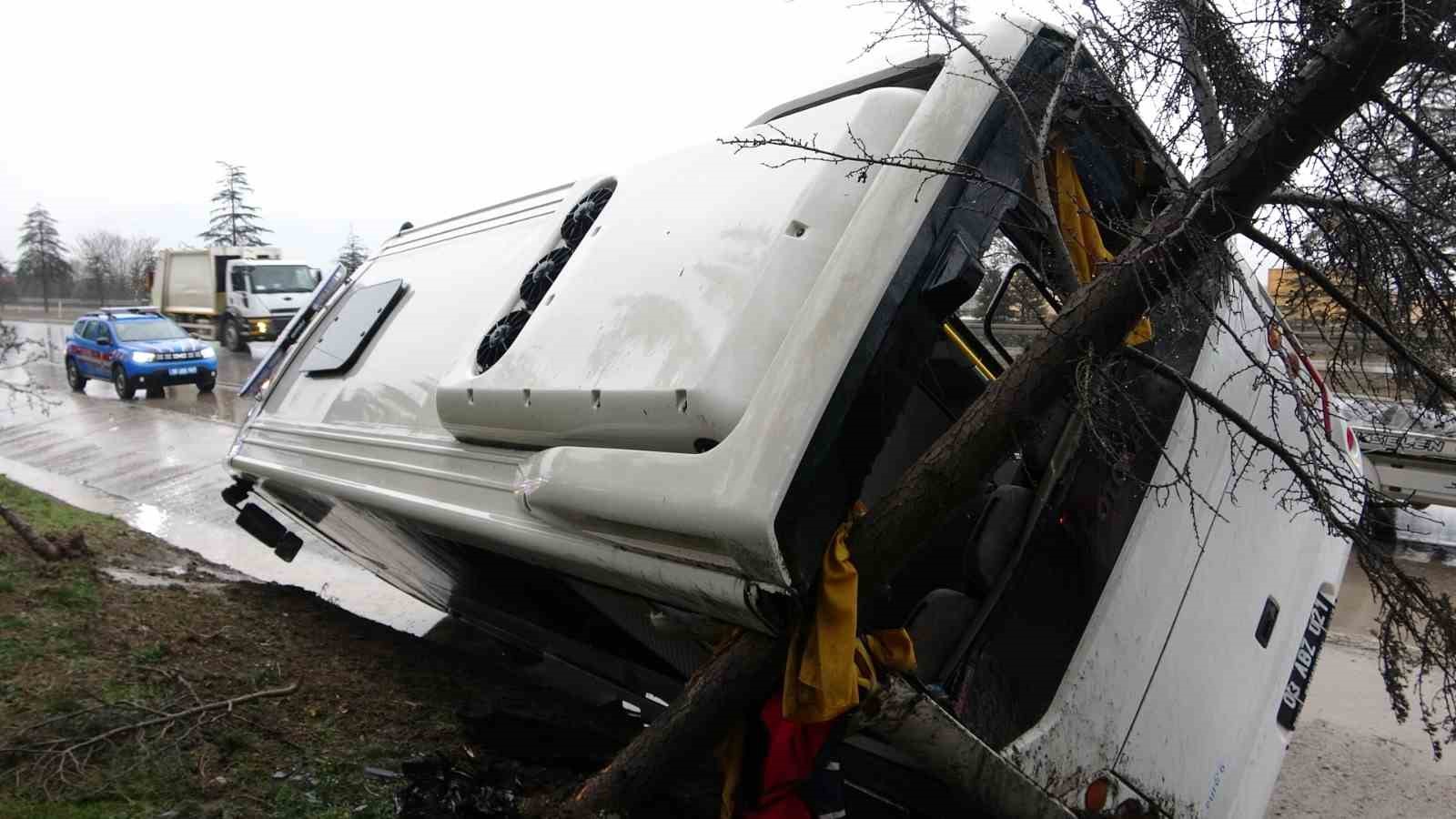 ispartada askeri nakil minibusu devrildi 11 yarali 3 15ft2DGG