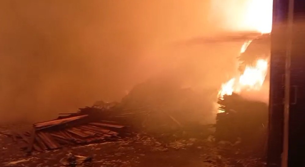 ispartada bir kereste fabrikasi tamamen yanarak kul oldu 1 OA1Yk9yF
