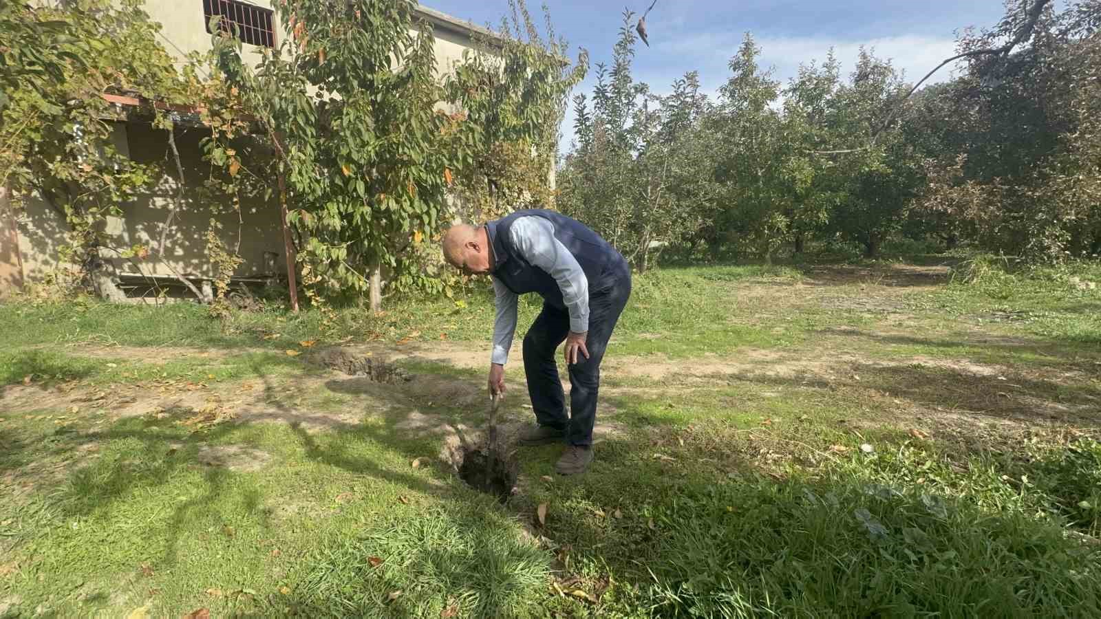 Isparta’da elma bahçelerinde yaklaşık 1 metrelik obruklar oluştu, bazı evlerin duvarları çatladı 6 ispartada elma bahcelerinde yaklasik 1 metrelik obruklar olustu bazi evlerin duvarlari catladi 2 Lnbw9Q2z