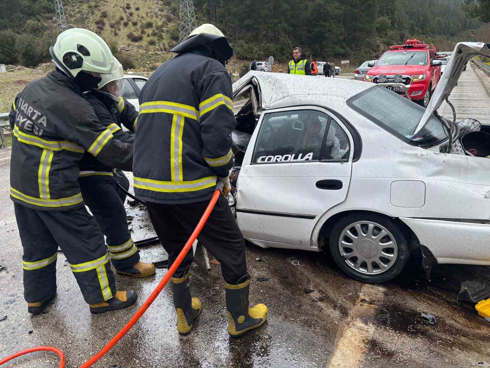 ispartada feci kaza nisanli cifti hayattan kopardi 4 mYOLpACA
