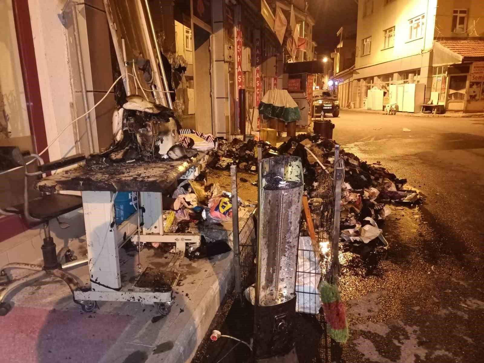 ispartada ic giyim magazasinda cikan yangin itfaiye ekiplerince sonduruldu 4 stnN5fK5