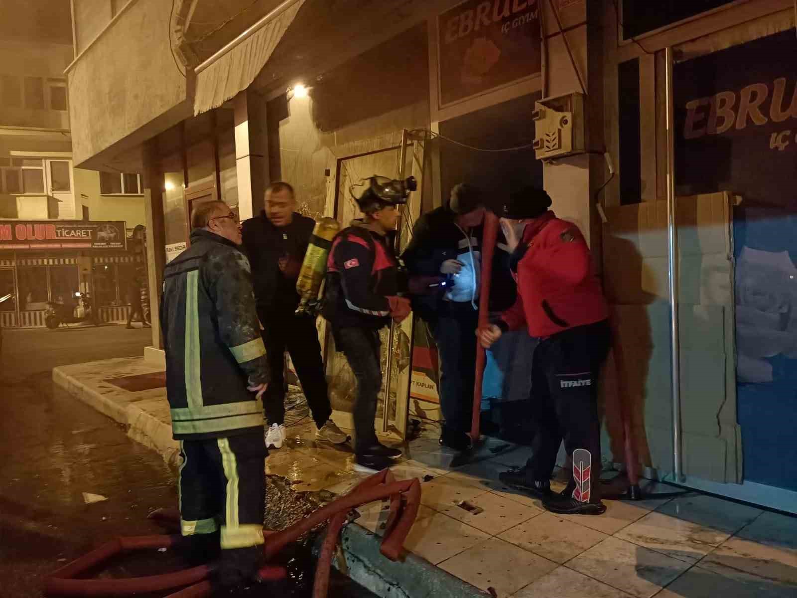 ispartada ic giyim magazasinda cikan yangin itfaiye ekiplerince sonduruldu 5 ka56k6Vt