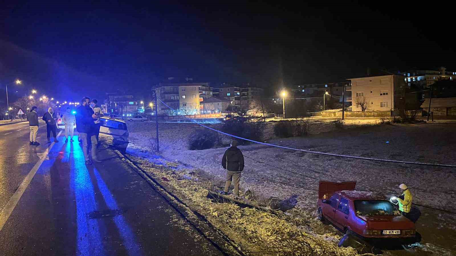ispartada iki otomobil carpisti 3 yarali 0 h4kU1uEZ