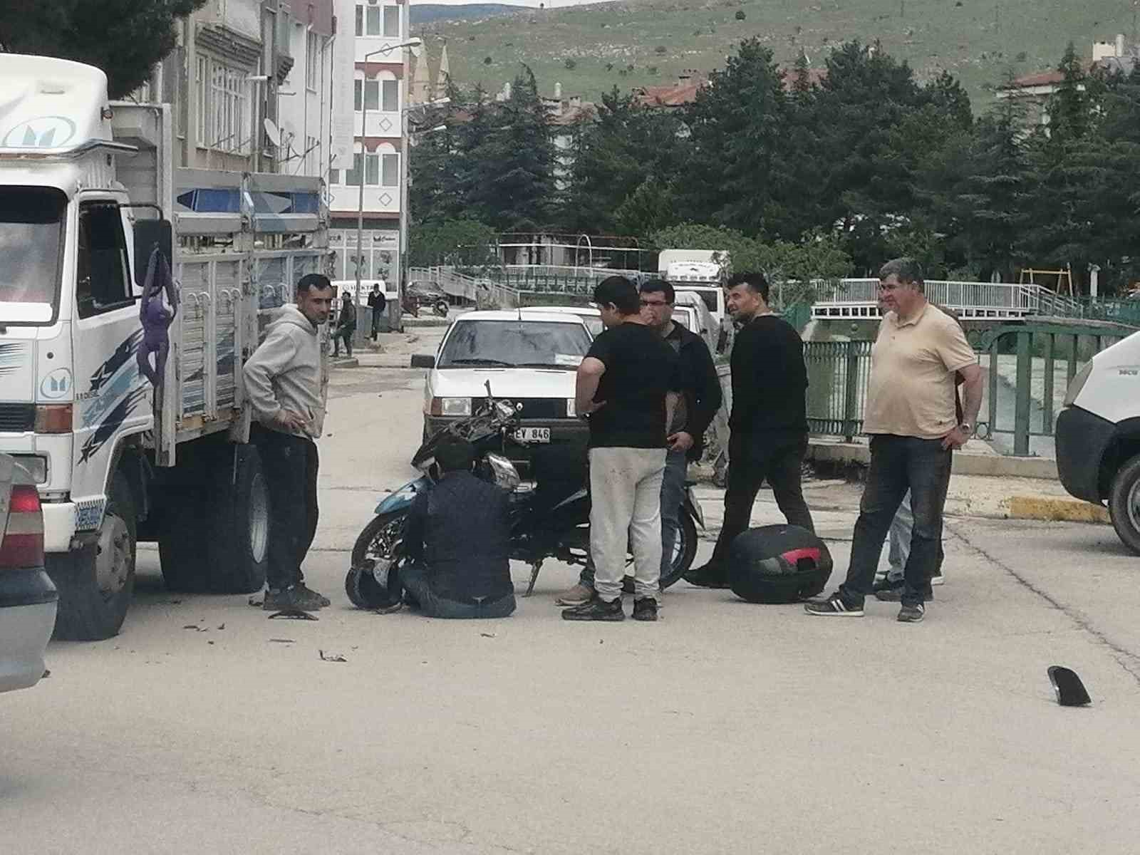 ispartada kamyonet ile motosiklet carpisti 1 yarali 0 ueAADqc8