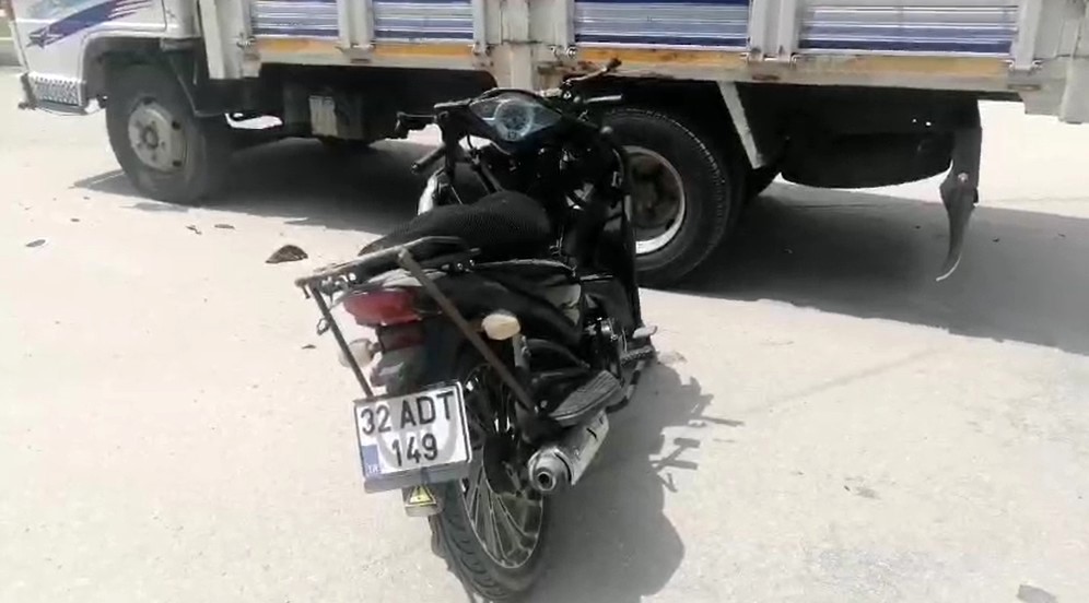 ispartada kamyonet ile motosiklet carpisti 1 yarali 1