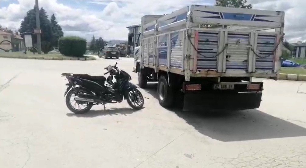 ispartada kamyonet ile motosiklet carpisti 1 yarali 2 1IUBLegA