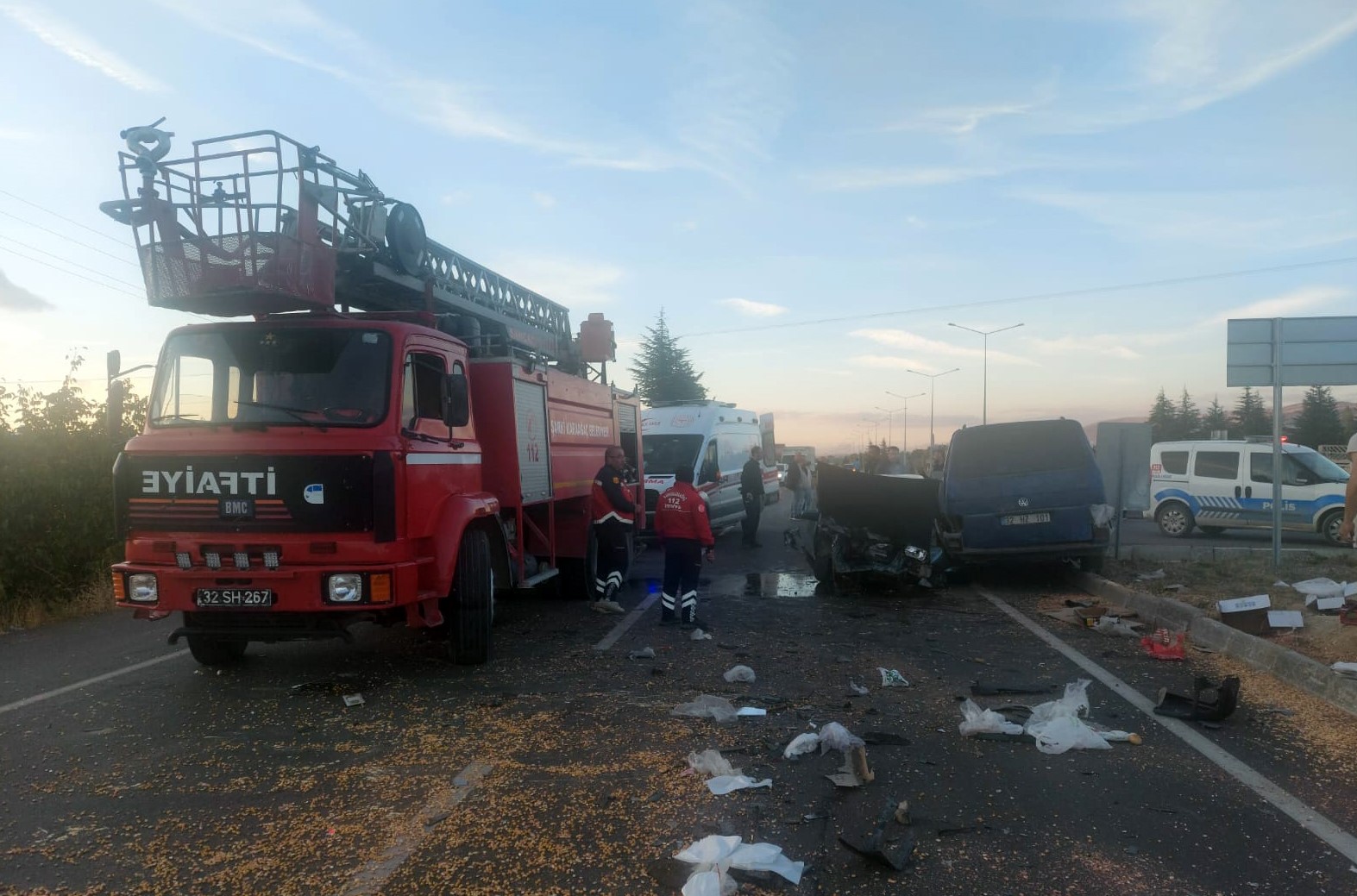 ispartada kamyonetle carpisan otomobil hurdaya dondu 2 yarali 1 ifJ76OWK