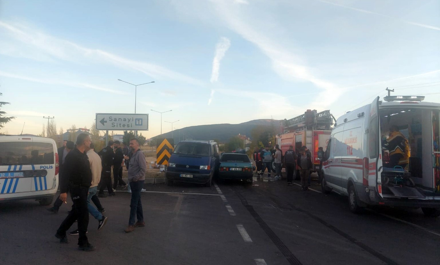 ispartada kamyonetle carpisan otomobil hurdaya dondu 2 yarali 2